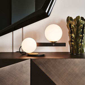 Lámpara de sobremesa Planeta de Cattelan Italia. Iluminación de diseño.