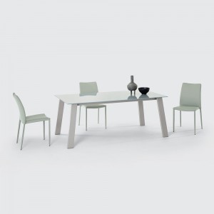 Silla Amy Ingenia. Sillas tapizadas para comedor. Sillas de ecopiel modernas.
