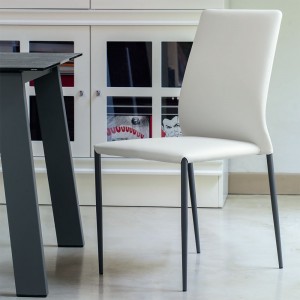 Silla Kendra de Ingenia. Sillas de diseño italiano. Sillas tapizados en ecopiel.