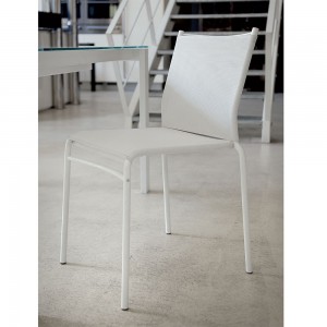Silla Liú de Ingenia. Sillas apilables modernas. Sillas de cocina y comedor.
