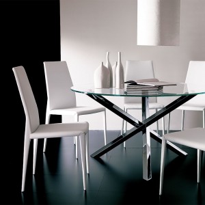 Silla Nubia de Ingenia. Sillas de diseño tapizadas. Sillas modernas de ecopiel.