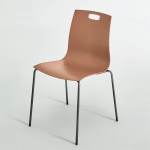 Silla Olly de Ingenia. Sillas apilables de polipropileno. Sillas de diseño.