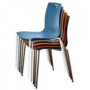 Silla Olly de Ingenia. Sillas apilables de polipropileno. Sillas de diseño.