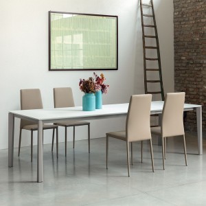 Silla Renee de Ingenia. Sillas tapizadas en ecopiel. Sillas para comedor.