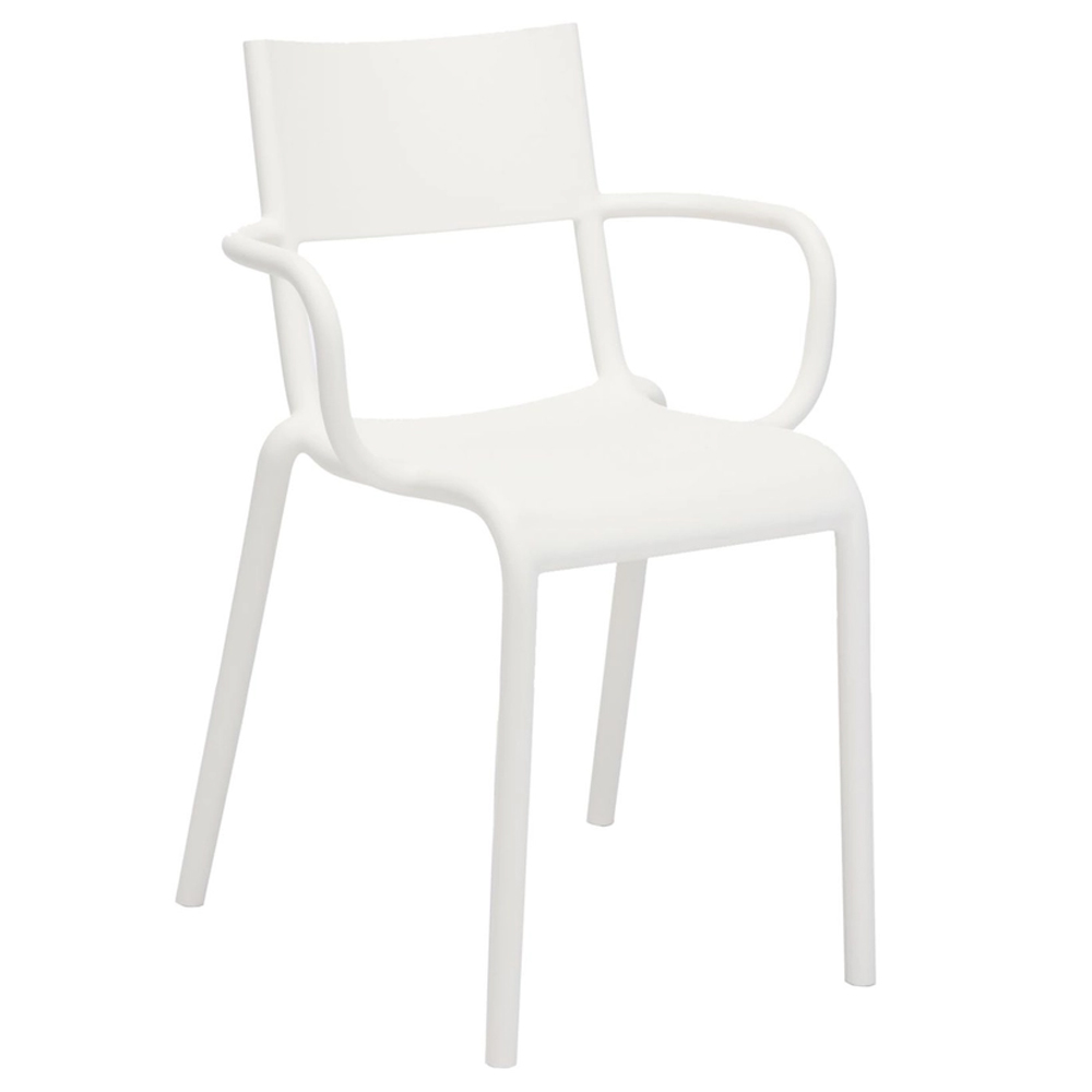 Silla exterior apilable Generic A de Kartell. Diseño original.