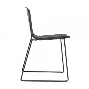 Silla tapizada Alo de Ondarreta. Sillas de diseño. Silla tapizada para interior.