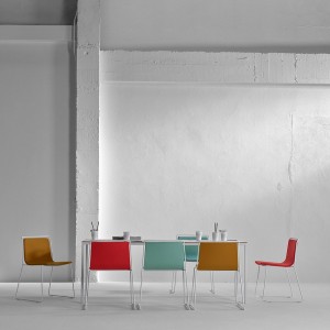 Silla tapizada Alo de Ondarreta. Sillas de diseño. Silla tapizada para interior.