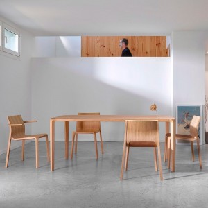 Mesa de madera Silu de Ondarreta. Mobiliario de diseño