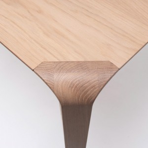 Mesa de madera Silu de Ondarreta. Mobiliario de diseño