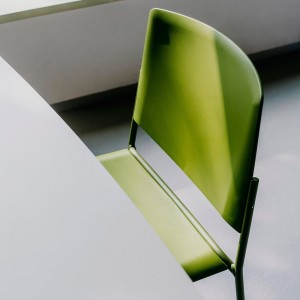 Silla moderna base patín de polipropileno Ema de Enea. Sillas de diseño.