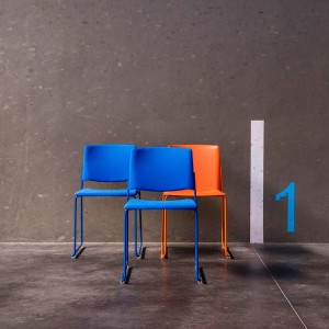 Silla moderna base patín de polipropileno Ema de Enea. Sillas de diseño.