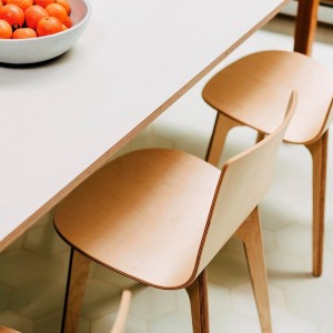 Silla moderna Lottus Wooden de Enea. Mueble de diseño nórdico.