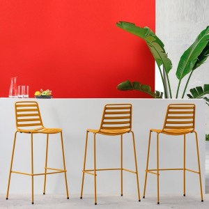 Taburete de acero Street de Enea. Mueble ideal para jardín o terrazas.