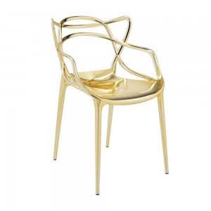 Silla de polipropileno Masters metalizada de Kartell con diseño original.