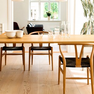 Silla Wishbone CH24 Black de Carl Hansen & Son. Silla de diseño moderno.