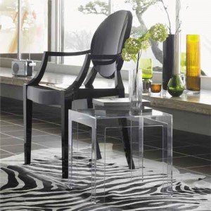 Mesita auxiliar Jolly Kartell ideal para exteriores. En variedad de colores.