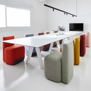 Silla Season de Viccarbe. Mobilario con tapizados moderno para contract.