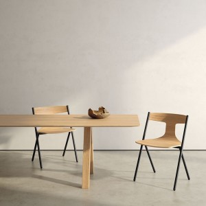 Silla apilable Quadra de Viccarbe. Mobiliario de diseño para interior.