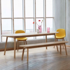 Banco Triangle Leg Hay de madera de Hay de diseño estilio nórdico.