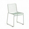 Silla Hee de Hay ideal para espacios exteriores modernos.