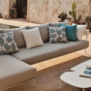 Sofá 3 Plazas Aikana ideal para espacios exteriores modernos de Fast.