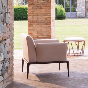 Sillón New Joint elegante y cómodo perfecto para exteriores de Fast. Sillones para terrazas.