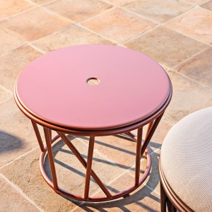 Mesa auxiliar Wild de Fast moderna y elegante para espacios exteriores.