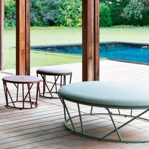 Mesa auxiliar Wild de Fast moderna y elegante para espacios exteriores.