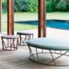 Mesa auxiliar Wild de Fast moderna y elegante para espacios exteriores.