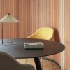 Mesa de madera moderna Copenhague CPH25 Round de HAY.