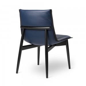 Silla E004 Embrace Chair en piel de Carl Hansen and Son. Sillas de diseño moderno.