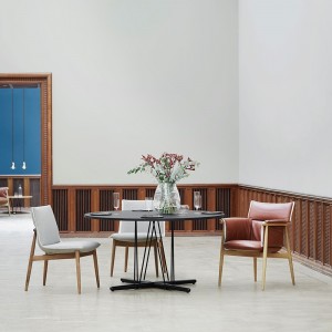 Silla E004 Embrace Chair en tela de Carl Hansen and Son. Sillas de diseño.
