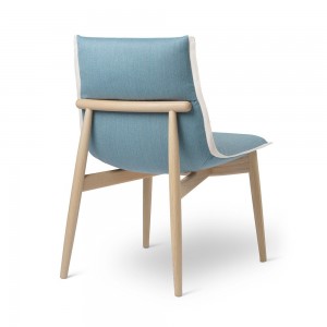 Silla E004 Embrace Chair en tela de Carl Hansen and Son. Sillas de diseño.
