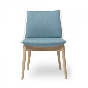 Silla E004 Embrace Chair en tela de Carl Hansen and Son. Sillas de diseño.