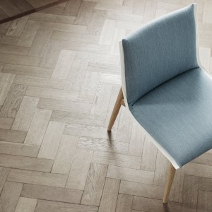 Silla E004 Embrace Chair en tela de Carl Hansen and Son. Sillas de diseño.