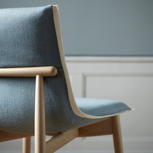 Silla E004 Embrace Chair en tela de Carl Hansen and Son. Sillas de diseño.