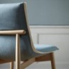 Silla E004 Embrace Chair en tela de Carl Hansen and Son. Sillas de diseño.