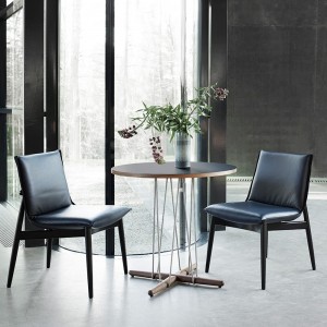 Mesa Embrace E020 de Carl Hansen and Son. Mesas de diseño moderno y elegante.