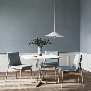 Mesa Embrace E020 de Carl Hansen and Son. Mesas de diseño moderno y elegante.