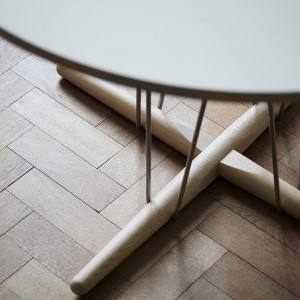 Mesa Embrace E020 de Carl Hansen and Son. Mesas de diseño moderno y elegante.