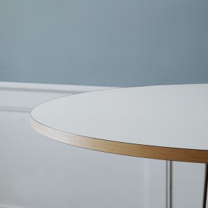 Mesa Embrace E020 de Carl Hansen and Son. Mesas de diseño moderno y elegante.