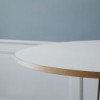 Mesa Embrace E020 de Carl Hansen and Son. Mesas de diseño moderno y elegante.