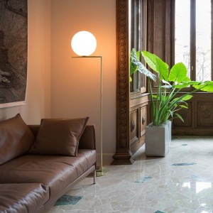 Lámpara de pie moderna IC Light de Flos Iluminación. Iluminación de diseño.