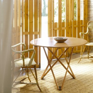 Mesa Subeybaja de SantaCole. Mesa de diseño moderno y elegante. Mobiliario de SantaCole.