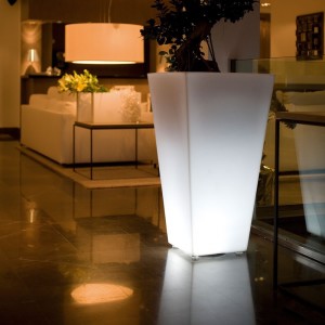 Macetero Light Cono Cuadrado Alto con Iluminación Led y Autorriego