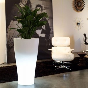 Macetero Light Curvada con Autorriego y Luz Led en el Interior | Vondom