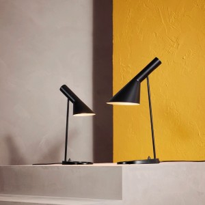 Lámpara AJ Sobremesa Mini un clásico de Louis Poulsen con diseño moderno y elegante.