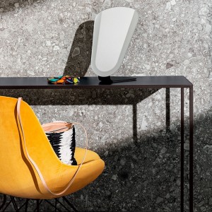 Silla Cadira S Wire de Sovet Italia. Silla tapizada con base de metal.