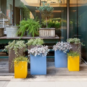 Macetero Base Pot Slide. Mobiliario y complementos de exterior.