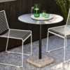 Mesa para exteriores Terrazzo de Hay ideal para bares o espacios abiertos modernos.